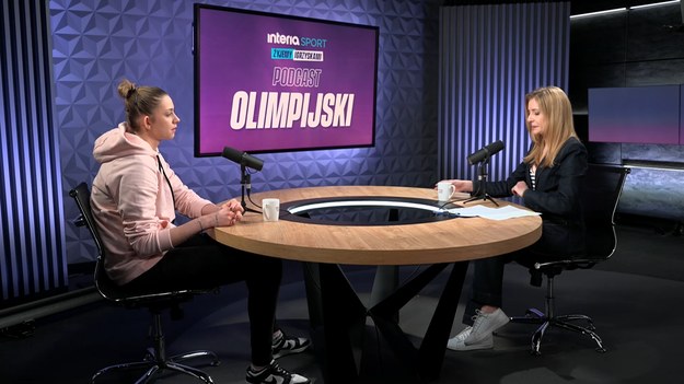 W Podcaście Olimpijskim zagościła liderka siatkarskiej reprezentacji Polski, Magdalena Stysiak! To przy jej dużym udziale kadra wywalczyła minionego lata brązowy medal Ligi Narodów, a przede wszystkim przepustkę na tegoroczne igrzyska w Paryżu. - Nadal ciężko mi w to uwierzyć. Myślę, że dopiero jak tam pojadę, uświadomię sobie, że jestem na igrzyskach – wyznaje siatkarka reprezentacji Polski. W rozmowie z Aleksandrą Szutenberg zdradza kulisy sukcesu w turnieju kwalifikacyjnym i opowiada o swojej relacji z trenerem Stefano Lavarinim. Sporo mówi też o swoim pozasiatkarskim wcieleniu – m.in. pierścionku zaręczonym... i podejściu mierzącej 203 cm wzrostu kobiety do… chodzenia w szpilkach.