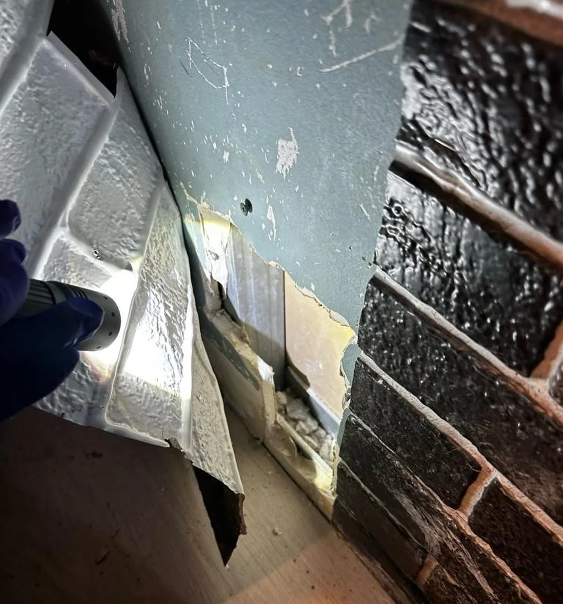 Policjanci w mieszkaniu mężczyzny znaleźli narkotyki, które chował w kuchni i w ukrytej pod tapetą skrytce w ścianie. 34-latek z Tczewa ukrywał 80 g marihuany i amfetaminy. Do zatrzymania doszło w minioną sobotę (13 stycznia). Mężczyźnie grozi teraz do 10 lat więzienia.