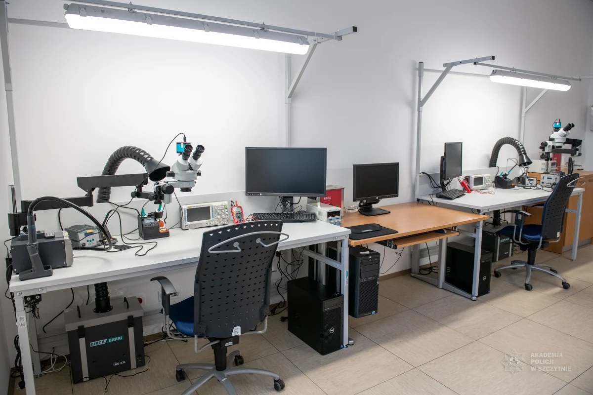 Studenci i słuchacze Akademii Policji w Szczytnie będą mogli korzystać z nowoczesnego Laboratorium Informatyki Śledczej. Utworzenie profesjonalnego pomieszczenia sfinansowały wspólnie Ministerstwo Edukacji i Nauki oraz Akademia.
