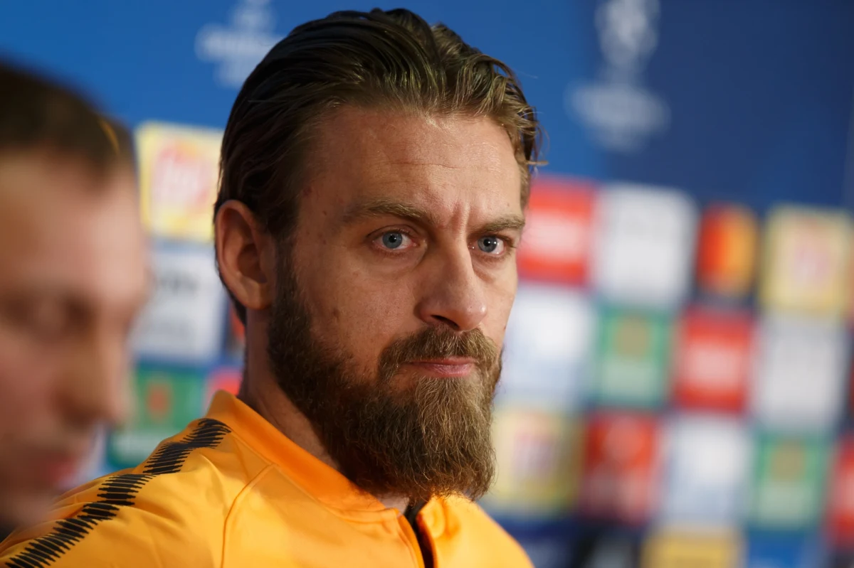 Były piłkarz reprezentacji Włoch Daniele De Rossi został trenerem AS Roma, zastępując zwolnionego kilka godzin wcześniej Portugalczyka Jose Mourinho - poinformował klub, którego zawodnikiem jest Nicola Zalewski. Kontrakt podpisano do końca bieżącego sezonu.
