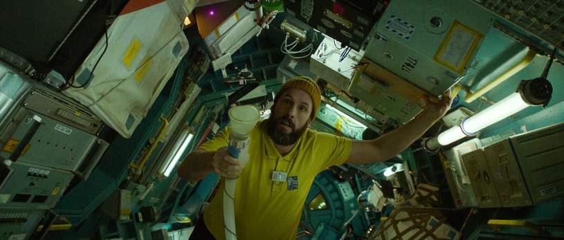 1 marca w Netfliksie zadebiutuje film "Astronauta" z Adamem Sandlerem na podstawie książki Jaroslava Kalfařa "Czeski astronauta". Pojawił się właśnie pierwszy zwiastun produkcji, za reżyserię której odpowiada Johan Renck ("Czarnobyl")