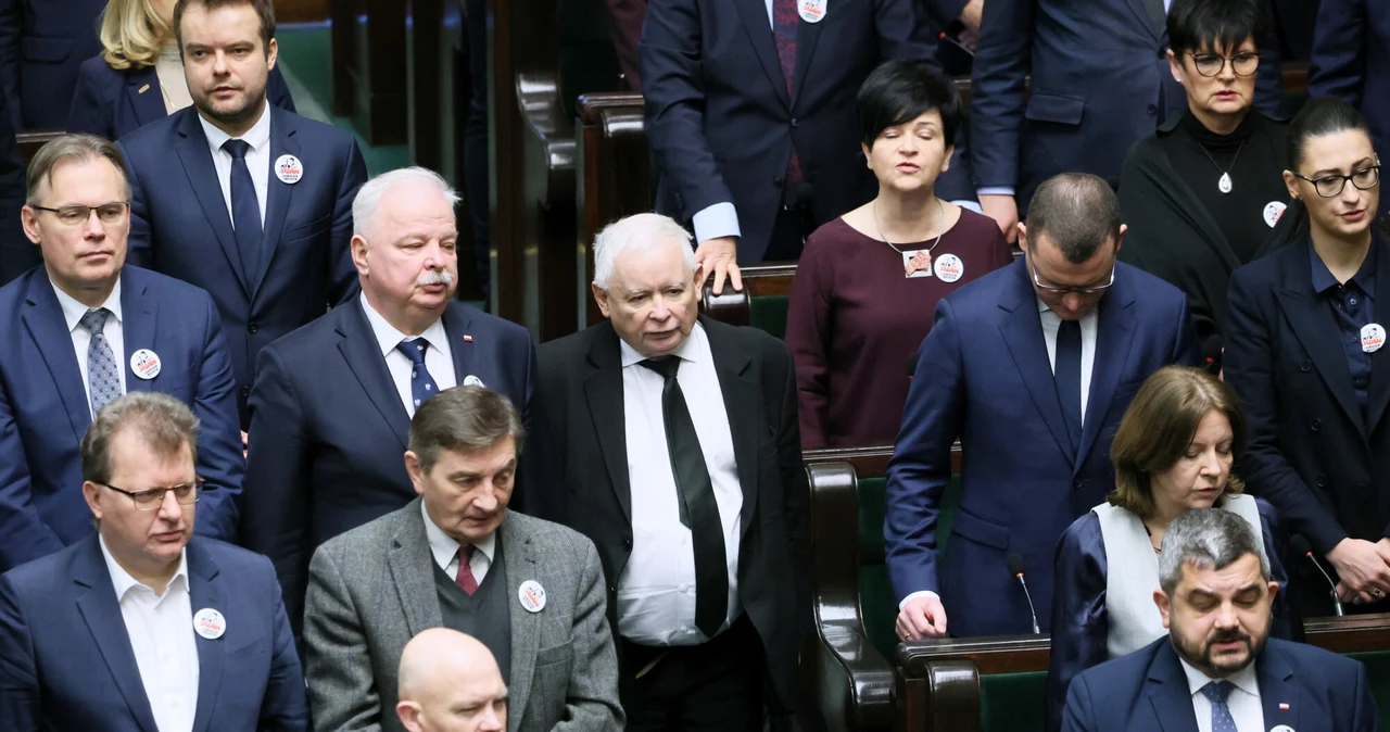 Posłowie PiS podczas posiedzenia Sejmu mieli przypinki z podobiznami byłych szefów CBA Wąsika i Kamińskiego