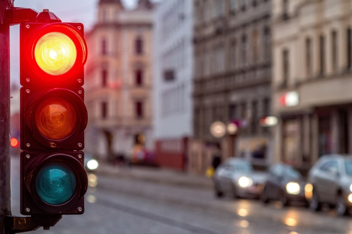 W Łodzi zaczynają działać kolejne kamery systemu Red Light, które wyłapują kierowców przejeżdżających na czerwonym świetle - przekazał tamtejszy urząd. Jak podano, kolejne kamery właśnie zaczęły działać, a w planach jest uruchomienie jeszcze dwóch takich urządzeń.