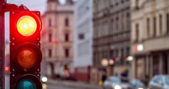 W Łodzi zaczynają działać kolejne kamery systemu Red Light, które wyłapują kierowców przejeżdżających na czerwonym świetle - przekazał tamtejszy urząd. Jak podano, kolejne kamery właśnie zaczęły działać, a w planach jest uruchomienie jeszcze dwóch takich urządzeń.