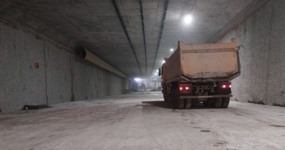 Drogowcy skończyli przekop tunelu na budowanej północnej obwodnicy Krakowa S52 w pobliżu Zielonek. Ma on 653 m długości i trzy pasy ruchu w każdym kierunku.

