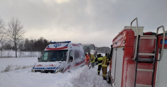 Strażacy z Ochotniczej Straży Pożarnej Zusno i Filipów (Podlaskie) wydobyli we wtorek z zaspy śnieżnej karetkę pogotowia, która jechała z interwencją do pacjenta. Na szczęście wszystko skończyło się dobrze. Ratownicy mogli kontynuować jazdę.