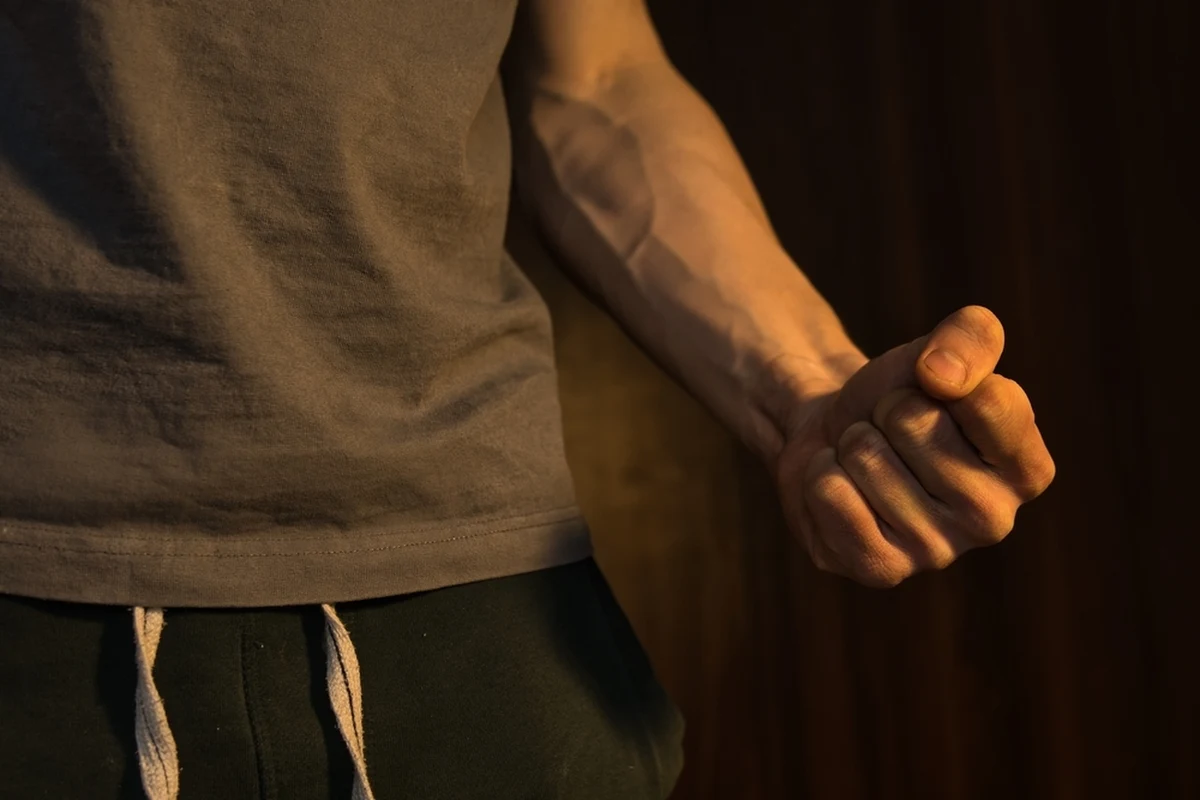 Sąd rodzinny w Oleśnicy na Dolnym Śląsku podjął decyzję w sprawie ataku nastolatków na pracowników sklepu. Policja podejrzewała, że doszło tam do rozboju, sąd przyjął inną kwalifikację czynu. "Dominującą przesłanką, którą w swym postępowaniu będzie stosował sąd, jest zapobieżenie dalszej demoralizacji tych osób nieletnich, bo nie ulega wątpliwości, że materiał zgromadzony w sprawie może wskazywać na to, że te osoby taką demoralizację mogą przejawiać" - powiedziała rzecznik Sądu Okręgowego we Wrocławiu sędzia Sylwia Jastrzemska.