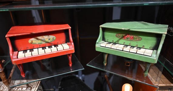 Ponad 300 miniaturowych pianin jest prezentowanych w Galerii Toy Piano we Wrocławiu. Pomysłodawca wystawy zbierał je od kilkunastu lat. Każdy może spróbować swoich sił, bo niektóre instrumenty zostały udostępnione odwiedzającym galerię. Będzie można zagrać nawet muzykę Fryderyka Chopina.