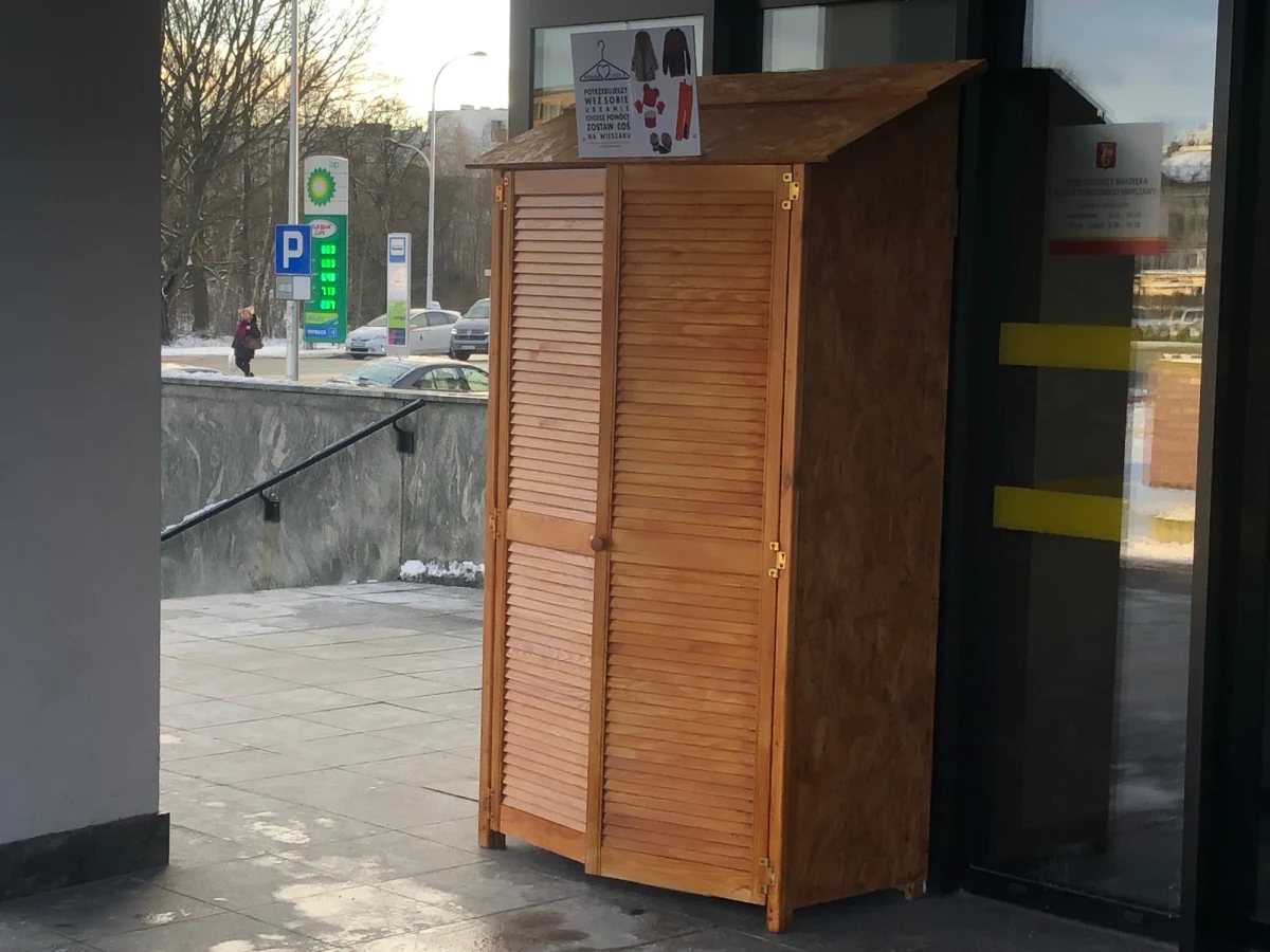 Wielu zainteresowanych przyciągają szafy z ubraniami z napisem "Wymiana Ciepła". W ramach akcji pod tym hasłem każdy chętny może zostawić tam ubranie, a każdy potrzebujący może je stamtąd bezpłatnie zabrać. Według prognoz, ten wtorek jest najchłodniejszym dniem w tym tygodniu.


