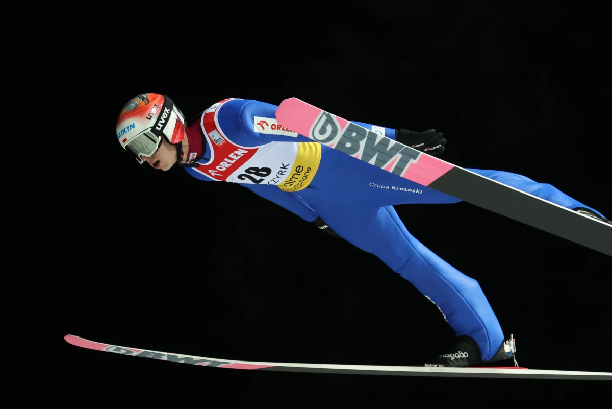 Polacy w komplecie awansowali do konkursu Pucharu Świata w skokach narciarskich w Szczyrku. Kwalifikacje wygrał Japończyk Ryoyu Kobayashi. Paweł Wąsek zajął 13. miejsce. Dawid Kubacki był 14., Kamil Stoch 17., Piotr Żyła 31., natomiast Aleksander Zniszczoł 34.