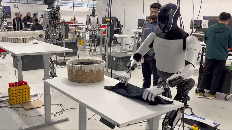 Elon Musk pochwalił się nowymi możliwościami swojego humanoidalnego robota o nazwie Optimus. Urządzenie docelowo zastąpi miliony pracowników fabryk na całym świecie.