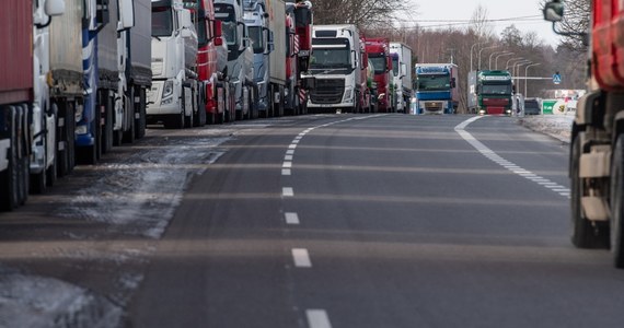 "Z radością przyjmuję porozumienie polskiego rządu z protestującymi i zawieszenie blokady na polsko-ukraińskich przejściach granicznych" - przekazała dziennikarce RMF FM w Brukseli unijna komisarz ds. transportu Adina Valean. Skomentowała w ten sposób zawieszenie protestu przez polskich przewoźników. "Mam szczerą nadzieję, że to zakończy blokadę na dobre" – dodała dodała. 