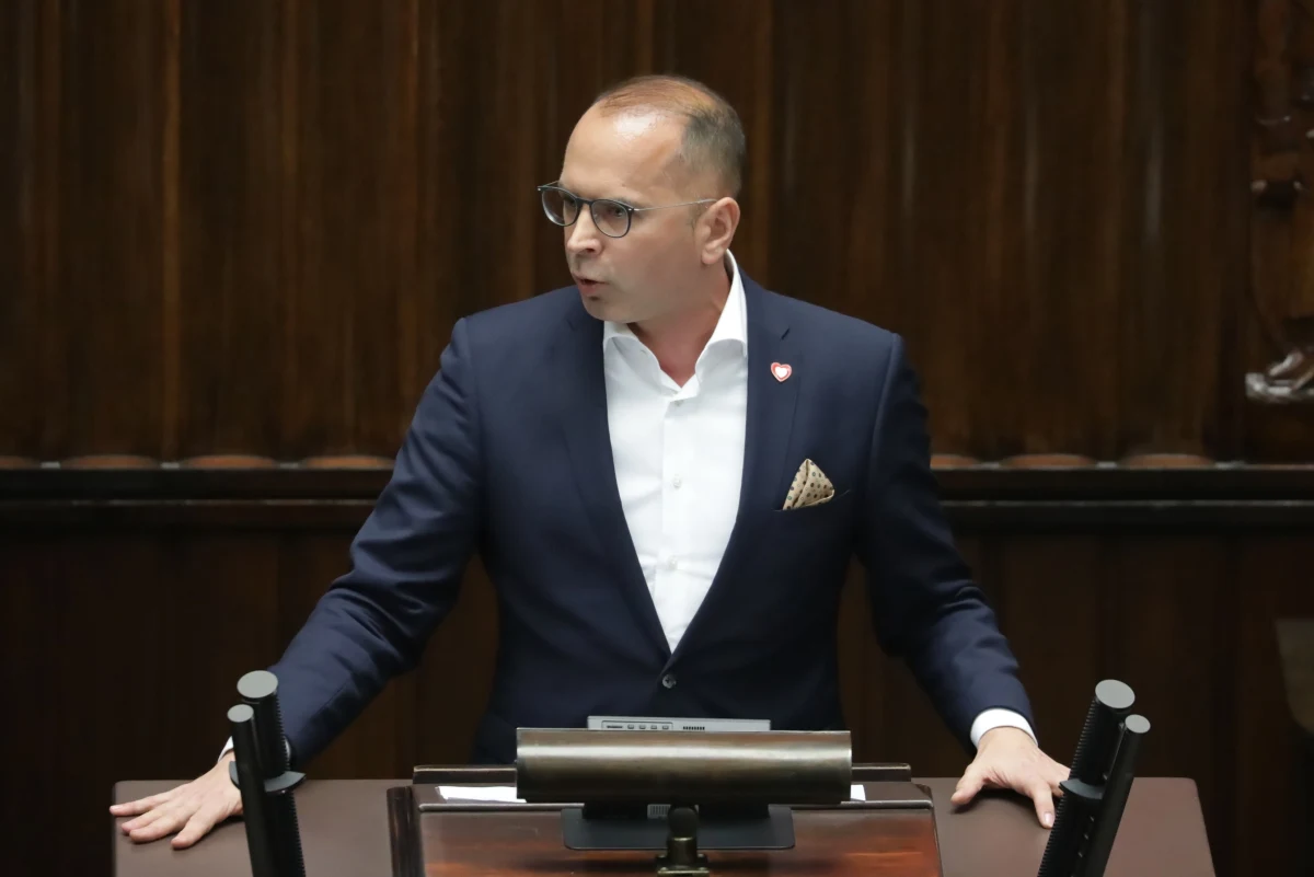 "6 lutego rozpocznie działalność komisja śledcza ds. afery wizowej. Przedstawimy listę świadków, plan pracy, materiały dowodowe" - poinformował w Sejmie przewodniczący komisji Michał Szczerba (KO). Jego zdaniem, skala tzw. afery wizowej jest o wiele większa, niż donosiły o tym media.