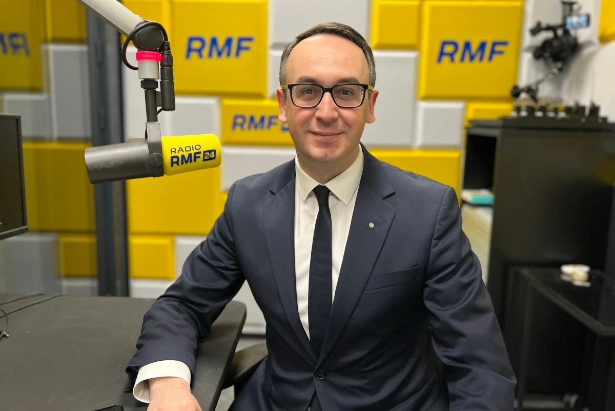 Zrobię wszystko, by do 1 marca spełnić postulaty przewoźników – zadeklarował minister infrastruktury Dariusz Klimczak, który był w środę gościem Rozmowy o 7:00 w RMF FM i internetowym Radiu RMF24. Minister nie krył, że osiągnięcie porozumienia, na mocy którego transportowcy mają od środy od południa, zawiesić swój protest, wymagało „morderczej pracy”. Kolejki na granicy powinny – według niego – zniknąć w ciągu kilku najbliższych dni.