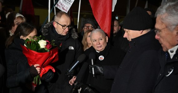 "Mariusz Kamiński nie powinien otrzymać żadnego wyroku, powinien otrzymać najwyższe odznaczenie państwowe" - powiedział prezes PiS Jarosław Kaczyński podczas manifestacji w obronie byłego szefa CBA, która odbyła się przed aresztem w Radomiu.