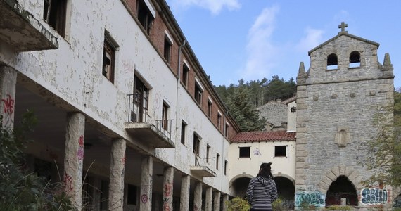 Opustoszała wieś Salto de Castro w hiszpańskiej prowincji Zamora, położona w pobliżu granicy z Portugalią, została wystawiona na sprzedaż. Jej przyszły nabywca będzie musiał zapłacić 600 tysięcy euro.