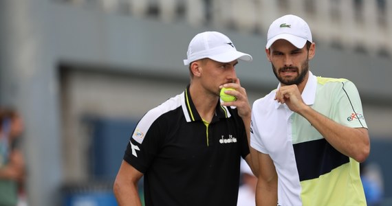 ​Jan Zieliński i Monakijczyk Hugo Nys awansowali do drugiej rundy debla wielkoszlemowego turnieju tenisowego Australian Open w Melbourne. Po zaciętym meczu, opóźnionym o kilka godzin z powodu deszczu, pokonali duet gospodarzy James McCabe, Dane Sweeny 6:7 (5-7), 7:5, 6:2.