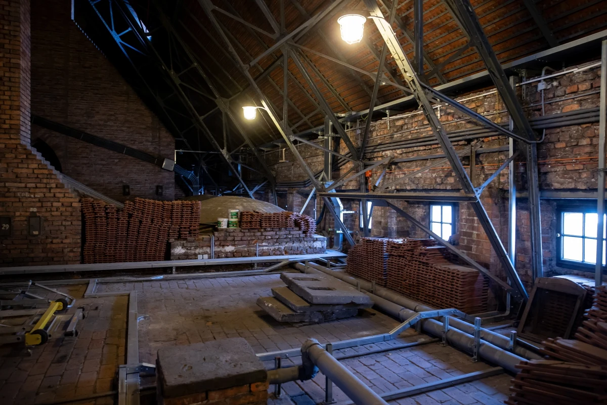 Dyrektor Zamku Królewskiego na Wawelu rozważa umożliwienie zwiedzania strychu renesansowego obiektu. "Myślimy o specjalnych pokazach, natomiast to wymaga jeszcze pracy" - powiedział dziennikarzom prof. Andrzej Betlej.