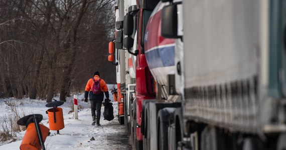 W skrajnym przypadku, nawet kilkaset milionów euro wynoszą straty spowodowane przez blokadę polsko-ukraińskich przejść granicznych - ustalił dziennikarz RMF FM. Protest przewoźników rozpoczął się 6 listopada. Dzisiaj w samo południe, po ponad dziesięciu tygodniach, blokada została zawieszona.