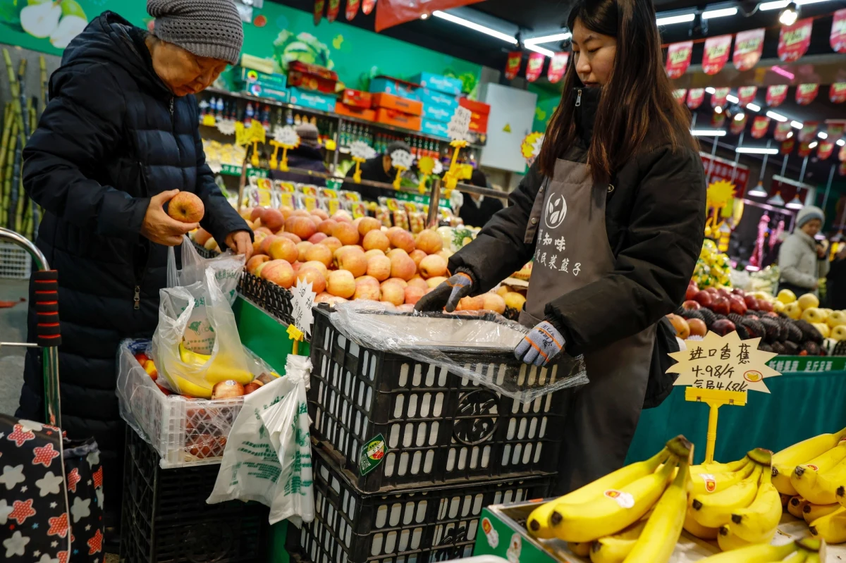 Całkowita liczba ludności Chin zmniejszyła się w 2023 roku o 2,087 mln osób do 1,409 mld – podało Narodowe Biuro Statystyczne. Liczba urodzeń spadła o 5,6 proc. do 9,02 mln, natomiast wskaźnik zgonów osiągnął najwyższy poziom od czasów rewolucji kulturalnej z lat 60. XX wieku.