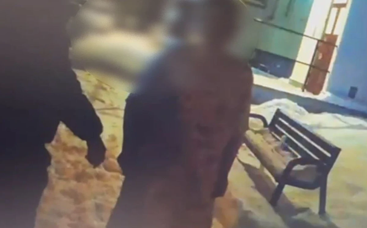 Białostoccy policjanci znaleźli kobietę, która wyszła w środku nocy z mieszkania ubrana tylko w koszulę nocną. Na zewnątrz było -15 stopni C., a 69-latka nie miała na stopach nawet butów. Gdyby nie reakcja mundurowych, cała sytuacja mogłaby skończyć się tragicznie.