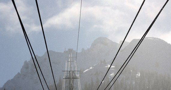 W Tatrach wiatr momentami przekracza 100 km/h. Nie kursuje kolejka linowa na Kasprowy Wierch oraz wyciągi krzesełkowe w Kotłach Gąsienicowym i Goryczkowym. Warunki turystyczne w górach są skrajnie trudne. 