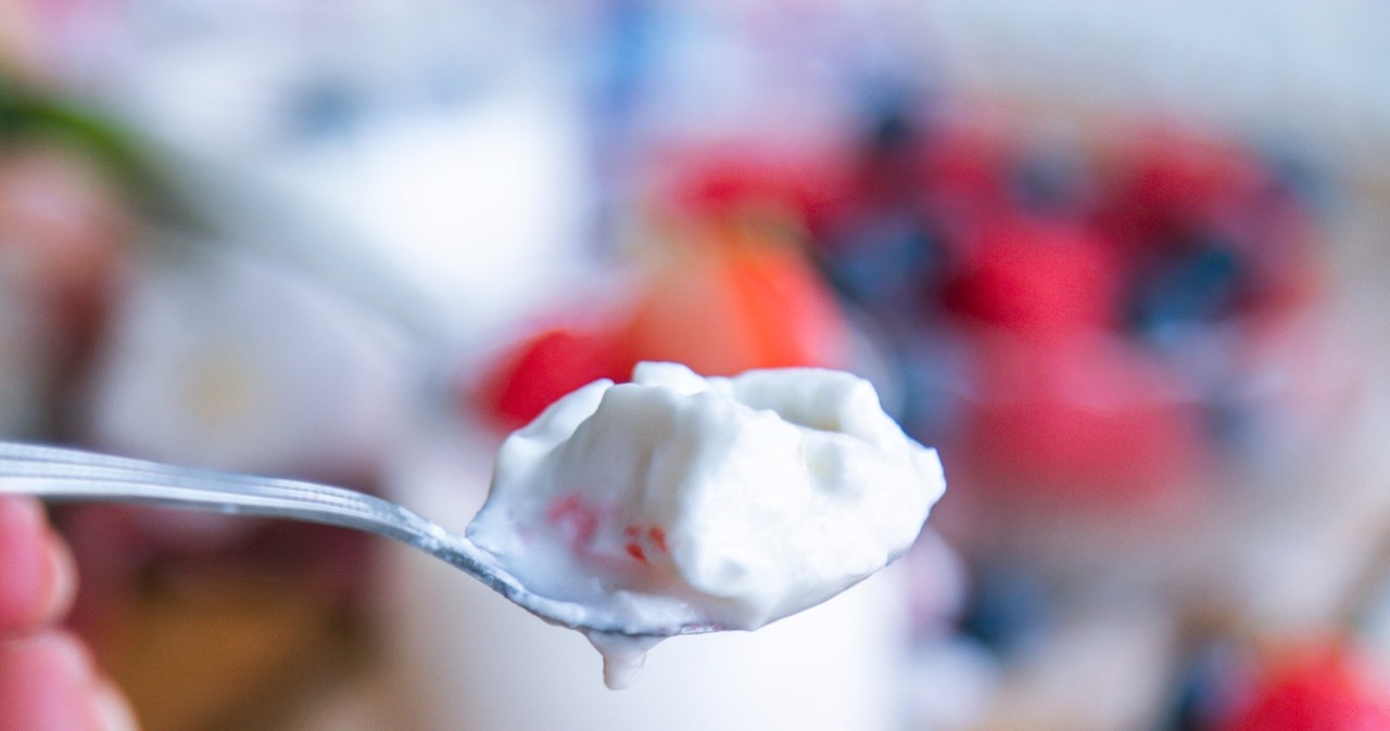 Pomaga schudnąć i wzmacnia kości. Najzdrowszy jogurt