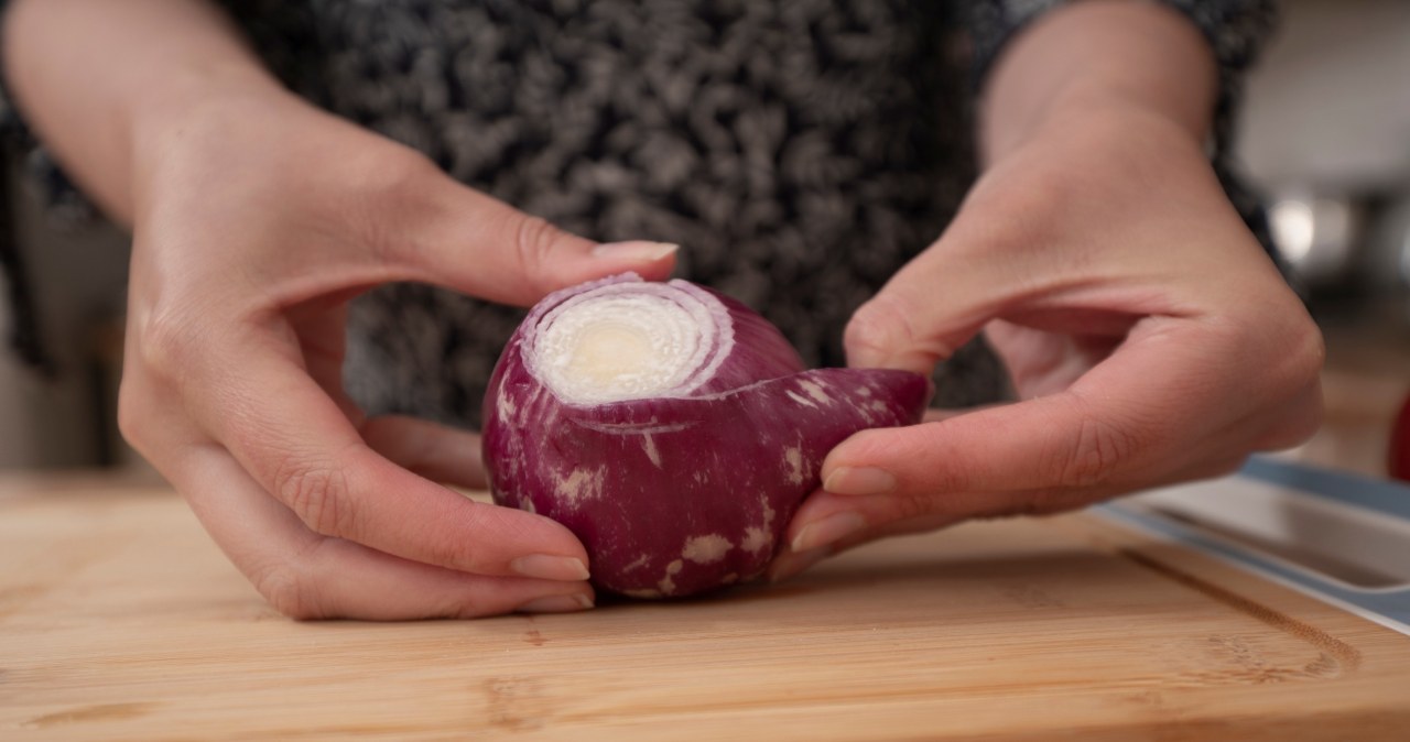 ​Tak pozbędziesz się zapachu cebuli z rąk bez mydła. Wystarczy zwykła łyżka