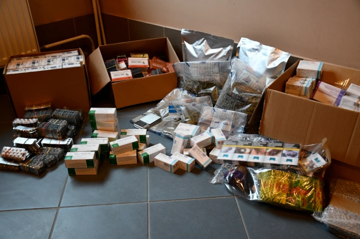 Środki odurzające ukryte w pudełkach z plastikowymi klockami do zabawy przejęła straż graniczna na lotnisku w Pyrzowicach (woj. śląskie). Znajdowały się one w przesyłce, która została nadana przez 36-latka z woj. opolskiego.