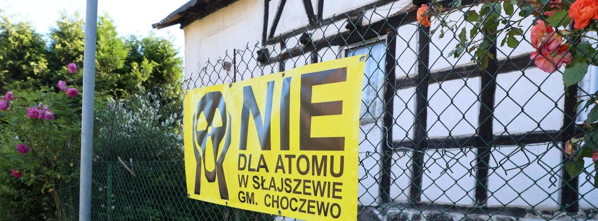 "Wcześniejszy rząd postawił na nas krzyżyk. Liczymy na nowych rządzących" - mówią RMF FM przedstawiciele stowarzyszenia Bałtyckie SOS, którzy nie chcą budowy elektrowni atomowej w Słajszewie koło Kopalina na Pomorzu. W specjalnym liście zapraszają Donalda Tuska, by przyjechał do nich i zobaczył miejsce, o które walczą. Szef rządu zarządził szybki audyt i sprawdzenie, czy warto zmieniać lokalizację. Czy wielką inwestycję można jeszcze zatrzymać?