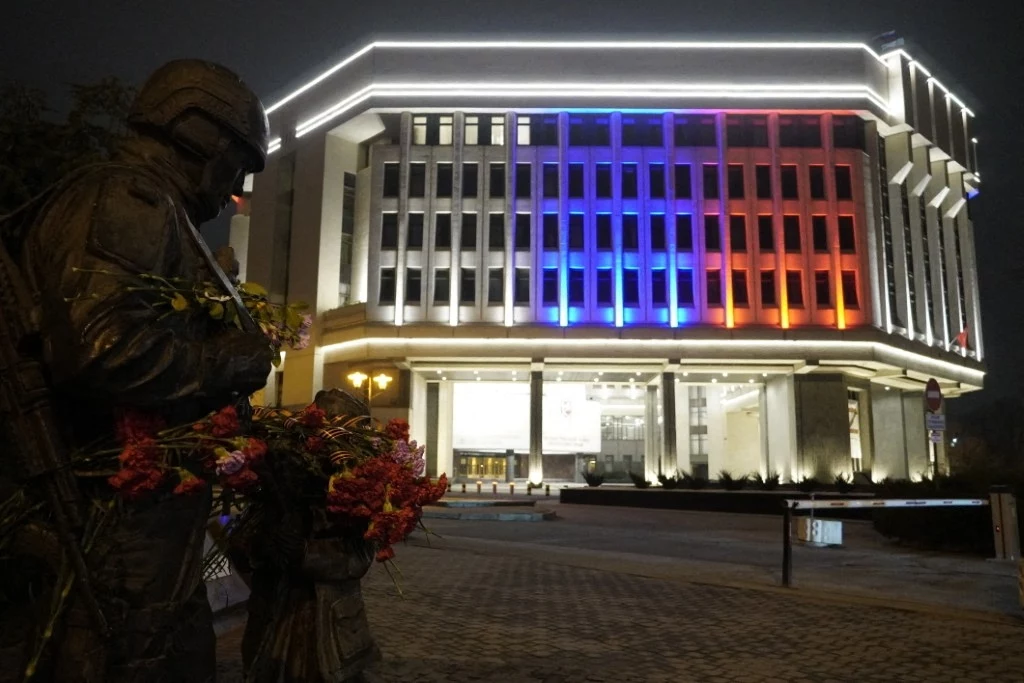Budynek w Sumferopolu podświetlony w barwach rosyjskiej flagi