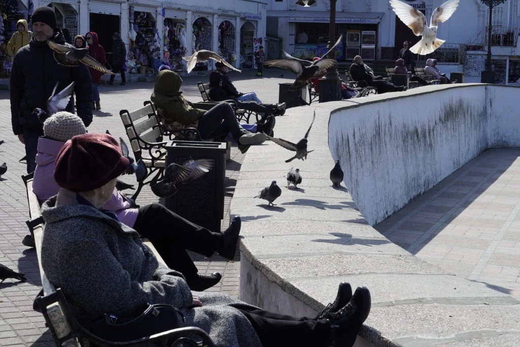 Mieszkańcy Sewastopolu na Krymie starają się prowadzić "normalny" tryb życia. Mają jednak świadomość zbliżającego się niebezpieczeństwa