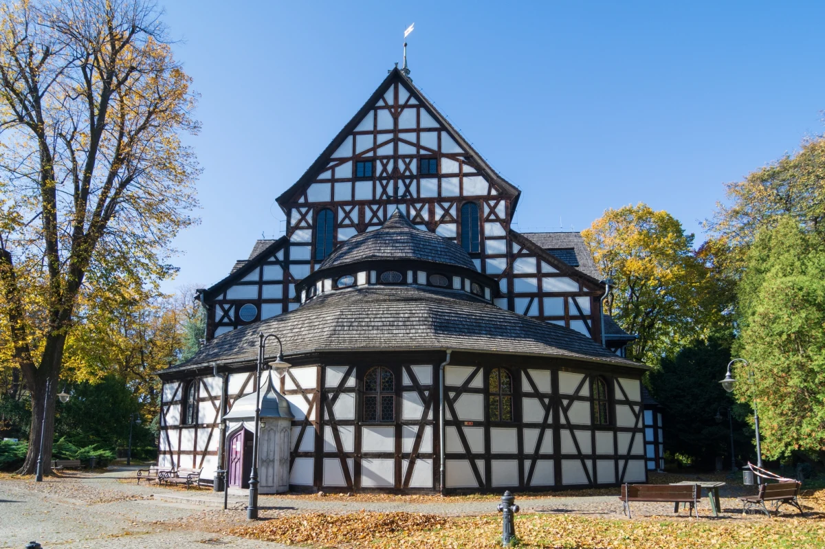 Nieznani sprawcy zdewastowali mur okalający Kościół Pokoju w Świdnicy na Dolnym Śląsku. Namalowali symbole nazistowskie i hasła znieważające premiera Donalda Tuska. Prokuratura wszczęła postępowanie. Świątynia jest wpisana na listę światowego dziedzictwa UNESCO.