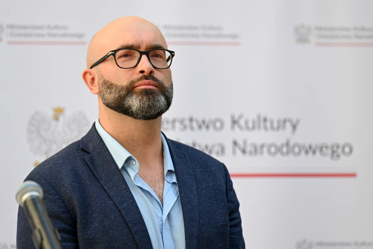 Michał Kotański pozostanie dyrektorem Teatru im. Stefana Żeromskiego. Taką decyzję przekazał w środę Andrzej Bętkowski, marszałek woj. świętokrzyskiego. Nowy-stary dyrektor będzie kierował kielecką instytucją do końca sierpnia 2029 roku.