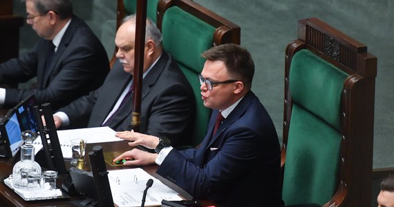 Termin przyjęcia przez Senat ustawy budżetowej nie jest zagrożony - zapewnia marszałek Senatu Małgorzata Kidawa-Błońska. W tej sprawie wtóruje jej marszałek Sejmu Szymon Hołownia, który odpiera zarzuty o braku legitymacji parlamentu w sprawie głosowania nad budżetem.