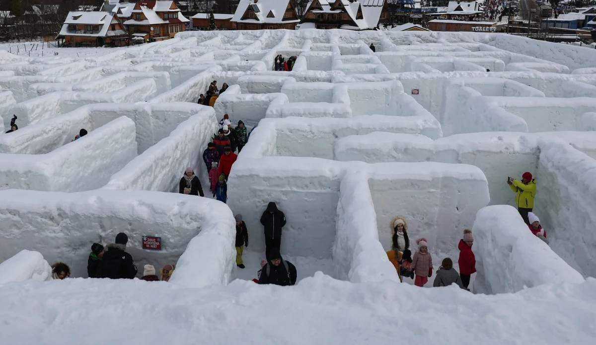 W stolicy Tatr można zobaczyć igloo z rzeźbami i śnieżny labirynt. Jest to jedna z największych śnieżnych budowli w Europie.