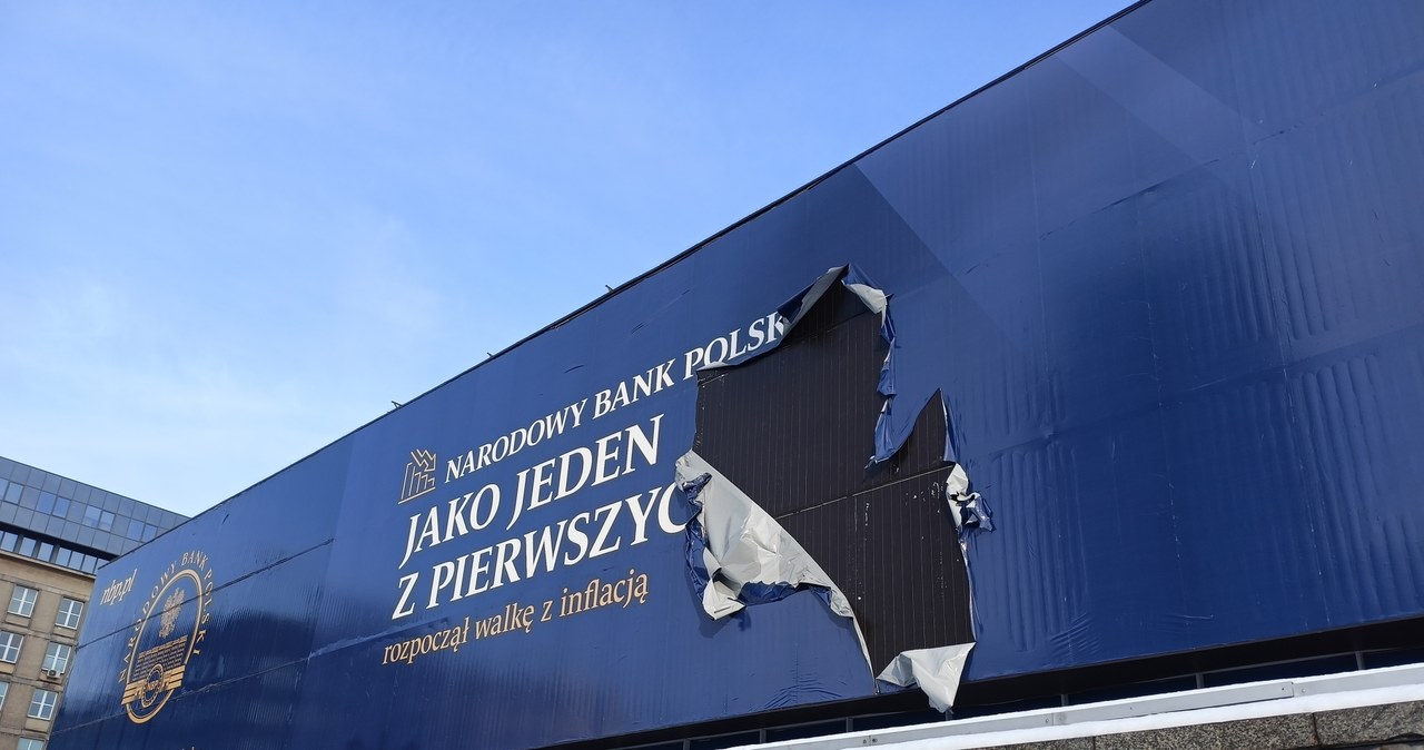 Baner, siedzibie, Narodowego, Banku, Polskiego, jest, zniszczony, Wielki, plakat, zajmujący, większość, frontu, budynku, dziurę, Akt wandalizmu czy pozostałości po śnieżycy? Słynny baner na NBP zniszczony