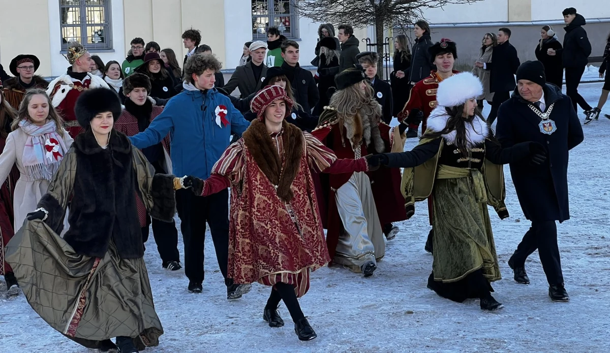 Ponad 100 maturzystów ze szkół w Białymstoku zatańczyło na Rynku Kościuszki tradycyjnego poloneza. Była to 15. edycja wydarzenia.