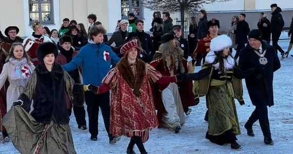 Ponad 100 maturzystów ze szkół w Białymstoku zatańczyło na Rynku Kościuszki tradycyjnego poloneza. Była to 15. edycja wydarzenia.