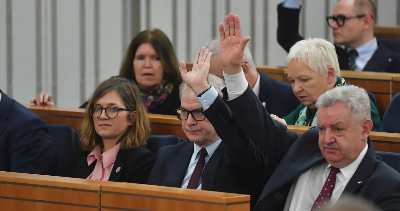 Senat, przyjął, ustawę, okołobudżetową, 2024, Przewiduje, podwyżki, nauczycieli, proc, oraz, początkujących, Przepisy, zakładają Ustawa okołobudżetowa na 2024 rok przyjęta. Senat za podwyżkami dla nauczycieli