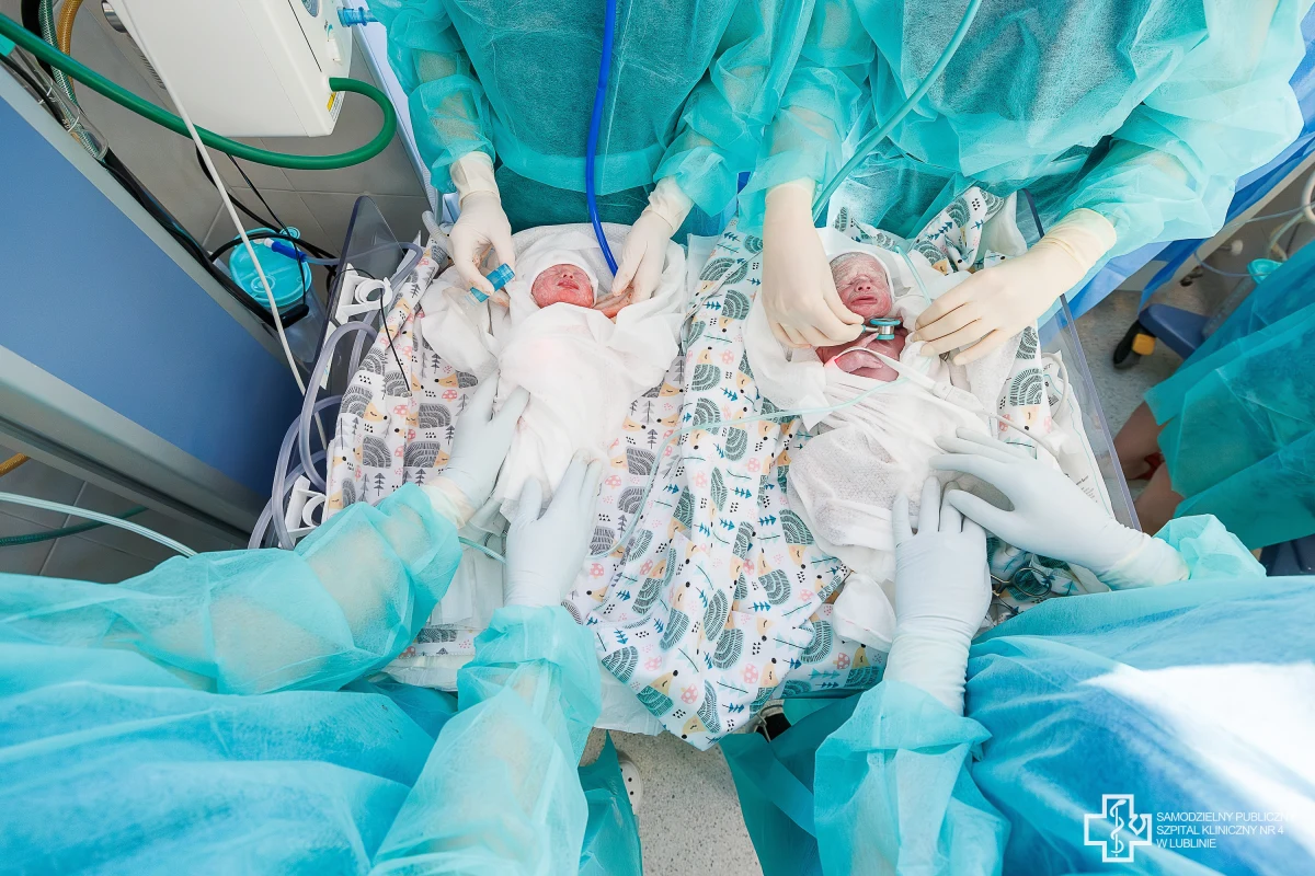 Czworaczki przyszły na świat w Samodzielnym Publicznym Szpitalu Klinicznym nr 4 w Lublinie. Julia, Alicja, Jakub i Nikodem urodzili się w 31. tygodniu ciąży. Noworodki ważyły po narodzinach od 1490 g do 1800 g. W domu czeka na nie ich dwuletnia siostra.