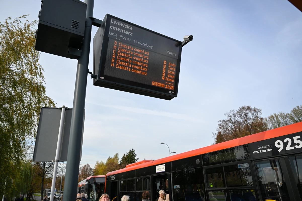 Zmodernizowano 77 zatok i przystanków autobusowych w Rzeszowie. Wszystko po to, by ułatwić korzystanie z komunikacji niepełnosprawnym i starszym.   