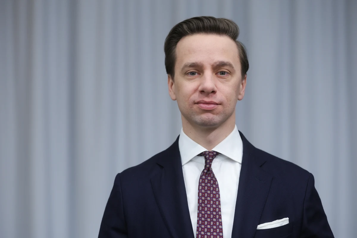 Wniosek o odwołanie Krzysztofa Bosaka z funkcji wicemarszałka Sejmu przepadł w głosowaniu. Za usunięciem polityka Konfederacji z tego stanowiska zagłosowało zaledwie 32 posłów. 77 było przeciw, a 152 się wstrzymało. 