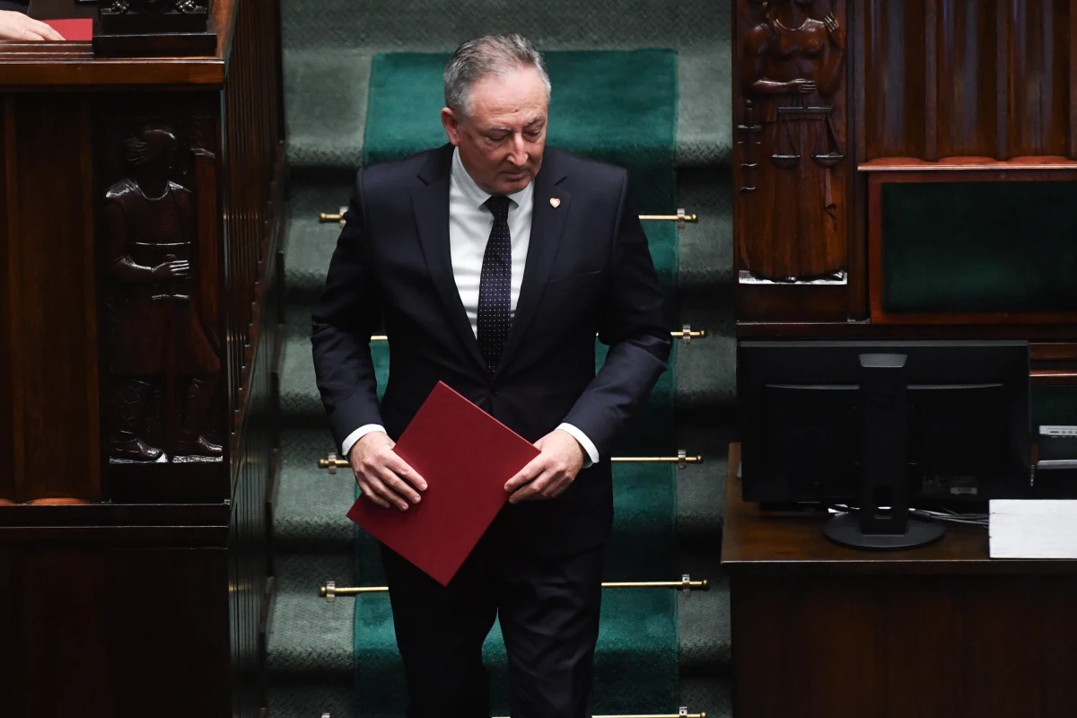 Sejm odrzucił wniosek o wyrażenie wotum nieufności wobec ministra kultury i dziedzictwa narodowego Bartłomieja Sienkiewicza. ​Posłowie PiS, którzy byli autorami wniosku, zarzucali Sienkiewiczowi odpowiedzialność za "bezprecedensowy atak na media publiczne".