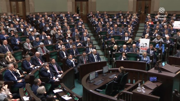 Po licznych perturbacjach, Sejm przyjął ustawę okołobudżetową. W niej 30-procentowe podwyżki dla nauczycieli, trzy miliardy złotych na onkologię i psychologię dziecięcą. Za byli niemal wszyscy obecni - przeciw jedynie Konfederacja. Jeszcze dziś ustawą zajmie się Senat.Materiał dla "Wydarzeń" przygotowała Monika Celej. 