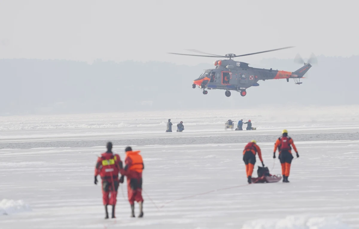 Koniec akcji ratunkowej na Zalewie Wiślanym. W pobliżu miejscowości Ujście oderwała się kra, na której znajdowało się czterech wędkarzy.
