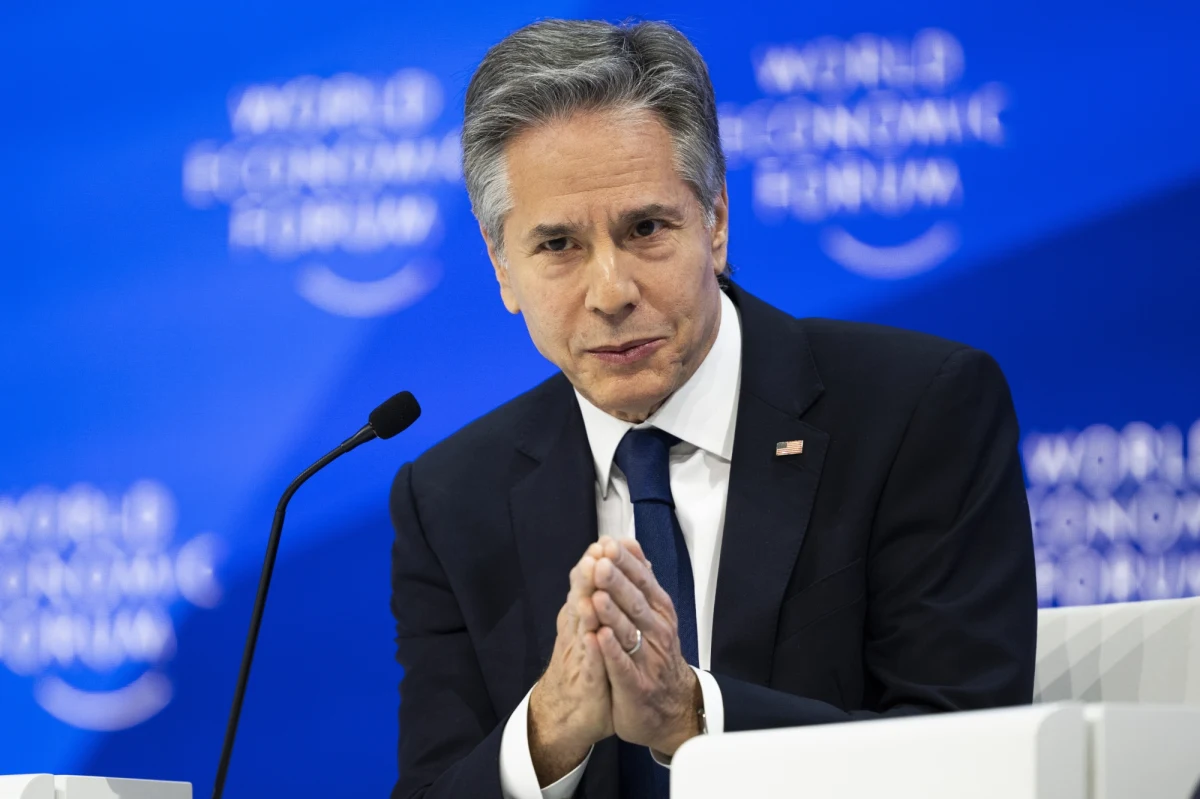 W Boeningu 737, którym sekretarz stanu USA Antony Blinken miał wracać w środę z Davos, wykryto wyciek tlenu. Po szefa amerykańskiej dyplomacji wysłano z Brukseli mniejszy samolot, którym wróci on do Waszyngtonu - podaje Bloomberg.