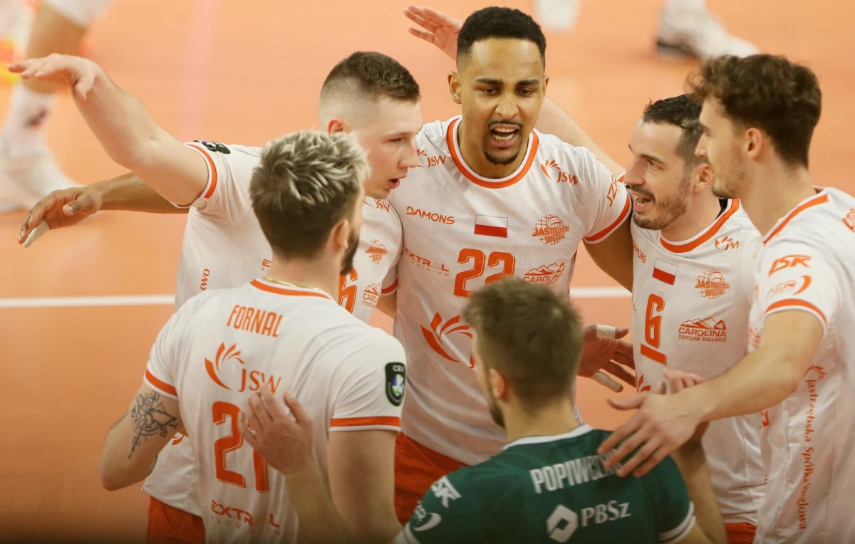 Siatkarze Jastrzębskiego Węgla awansowali do ćwierćfinału Ligi Mistrzów. W swoim ostatnim meczu grupowym pokonali we własnej hali niemiecki SVG Luneburg 3:0 (25:17, 25:16, 25:19), dzięki czemu zajęli pierwsze miejsce w tabeli grupy D. Kolejnym rywalem mistrzów Polski będzie  włoski Gas Sales Daiko Piacenza.