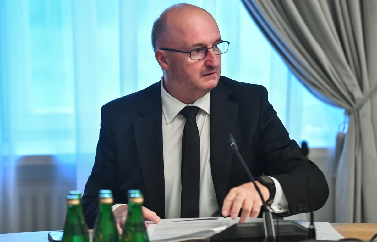 Były wiceminister spraw zagranicznych Piotr Wawrzyk w rękach funkcjonariuszy Centralnego Biura Antykorupcyjnego. Zatrzymanie ma związek ze śledztwem dotyczącym płatnej protekcji w związku z przyspieszaniem procedur wizowych. Polityk wydał w tej sprawie oświadczenie.