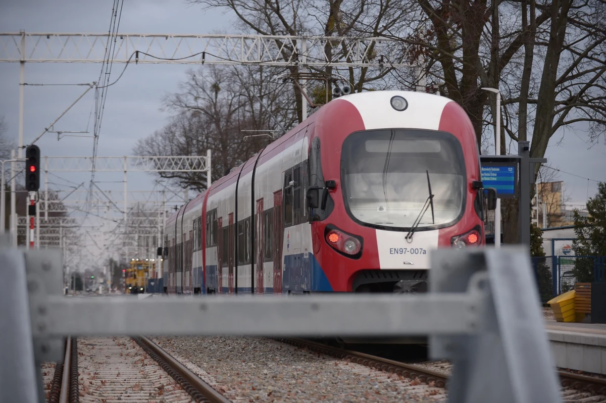 Dziś rozpoczął się bezterminowy strajk generalny maszynistów Warszawskiej Kolei Dojazdowej. Pociągi nie wyjechały na tory o poranku między 6:00 a 8:00. Maszyniści wstrzymają się od wykonania pracy także po południu w godzinach szczytu. Powodem są niezrealizowane żądania płacowe. Protest będzie trwać aż strony dojdą do porozumienia w sprawie wynagrodzeń.